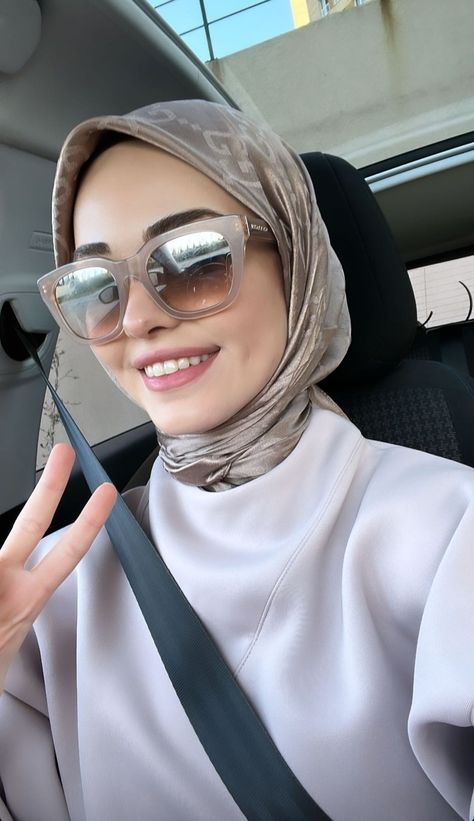 Turkish Hijab Outfits, Hijabi Sunglasses, Turkish Hijab Style, Turkish Hijab, Modest Outfit Ideas, Muslim Style, Hijab Trends, Muslim Outfits Casual, Hijabi Fashion Casual