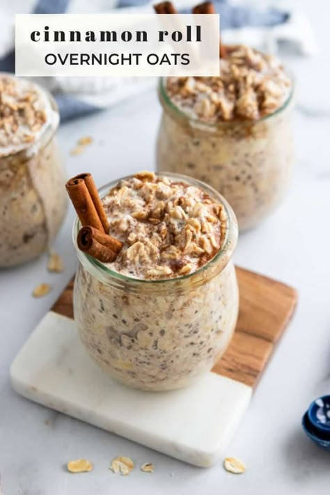 Cinnamon, rolled oats and brown sugar make these cinnamon roll overnight oats a delicious way to start your day. These best part? This easy breakfast recipe is ready for you when you wake up! #overnightoats #cinnamonoats #cinnamonrollovernightoats #breakfastrecipe #mealprep #overnightoatmeal Salad Condiments, Cinnamon Roll Overnight Oats, Low Calorie Overnight Oats, Seafood Sandwich, Brekkie Ideas, Oats With Yogurt, Appetizers Fruit, Soup Seafood, Overnight Oats In A Jar