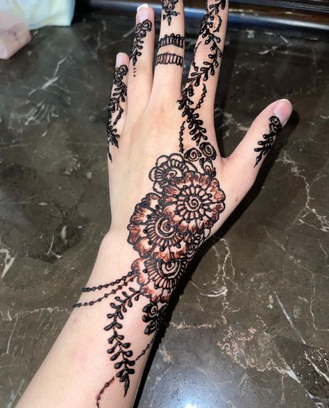 A beautiful henna design for EID or any other event. #hennadesign #henna #hennaart #hennaartist #mehndi #mehndidesign #mehendiart #fyp #simplehenna #simplehennaart #explore #desi #eidhenna Simple Henna Art, Cute Henna Designs, Cute Henna, Mehendi Arts, Eid Henna, Beautiful Henna, Beautiful Henna Designs, Simple Henna, Henna Artist