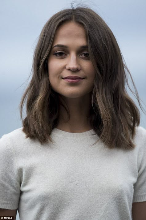 Moi Alicia Vikander Hairstyle, Hairstyles For Women In 40s Medium, Collarbone Length Hair Wavy, Brunette Medium Hair, Shoulder Length Haircuts For Women, Rose Brunette, Aesthetic Balayage, Cute Shoulder Length Haircuts, Balayage Medium