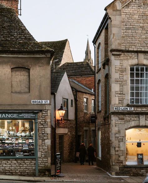 Storefront Aesthetic, England Aesthetic, City Photography, Intp, Autumn Cozy, English Countryside, Intj, Autumn Aesthetic, City Aesthetic