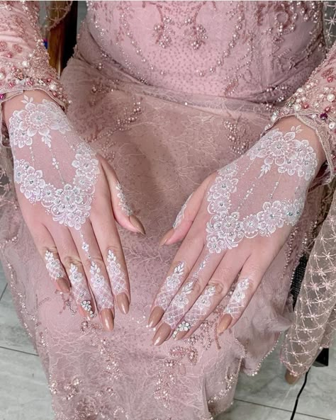 White Wedding Henna, Tattoo Mehandi, Mehandi Tattoo, Mehndi Floral, Henna Nail Art, Stylish Mehndi Design, White Henna Designs, Wedding Henna Designs, Inai Pengantin