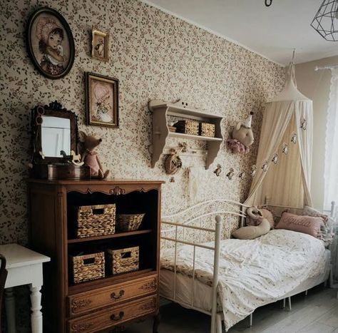 Country Cottage Living Victorian Childs Bedroom, Cottage Rugs Bedroom, Vintage Girls Room Ideas, French Country Kids Bedroom, Kids Vintage Bedroom, Toddler Girl Vintage Bedroom, Old Money Kids Bedroom, Cottagecore Girls Bedroom, Kids Cottage Bedroom