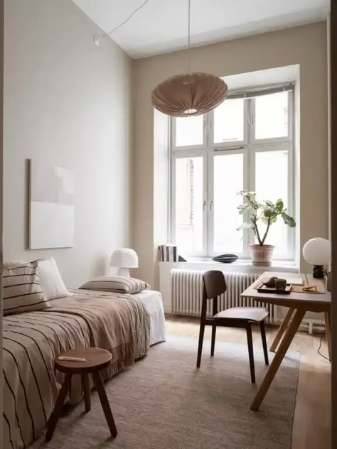 A guest bedroom with a single bed and a small home office desk Light Bedrooms, Beige Living Room Walls, Office In Bedroom, Office Bedroom Combo, Multi Purpose Room, Historic Apartment, Beige Bedroom Ideas, Beige Wall Colors, Bedroom Decor Minimalist