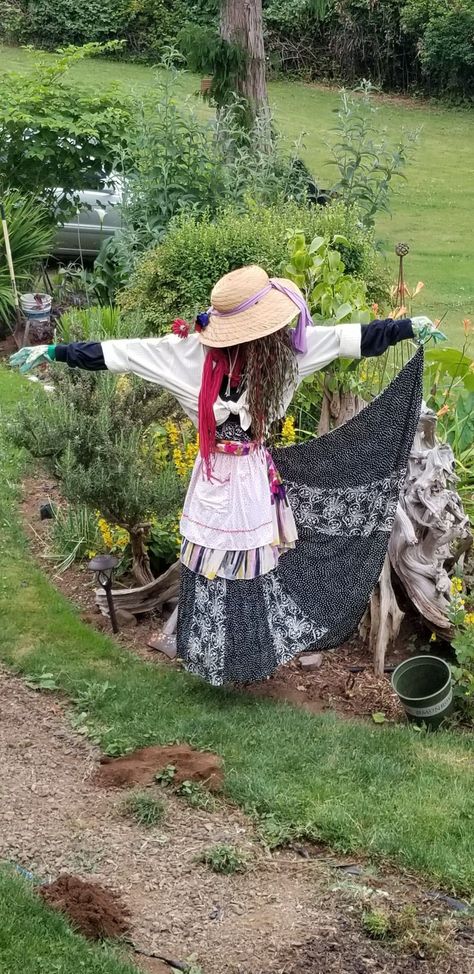 Scarecrow Scene Ideas, Scarecrow Mannequin Ideas, Homemade Scarecrow For Garden, Scarecrows For Garden Ideas, Diy Garden Scarecrow, Scare Crows For Garden, Lady Scarecrow Ideas, How To Make A Scarecrow For Garden, Scarecrow Woman