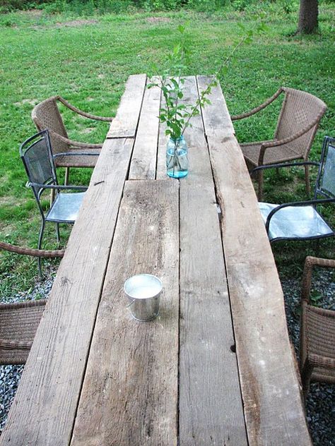 Spring is almost here! Here's a great way to enjoy the beautiful weather with friends and family (while staying #green of course) #DIY table. Outdoor Harvest Table, Rustic Outdoor Furniture, Barnwood Table, Harvest Table, Mesa Exterior, Outdoor Wood, Farm Table, Rustic Table, Farmhouse Dining