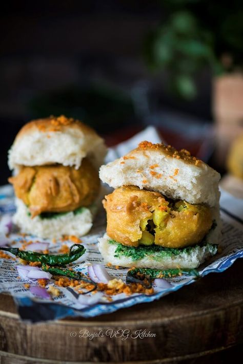 Vada Pav Recipe - Binjal's VEG Kitchen Spicy Burger Recipes, Potato Patty, Vada Pav Recipe, Green Chutney Recipe, Famous Street Food, Spicy Burger, Pav Recipe, Desi Street Food, Mumbai Street Food