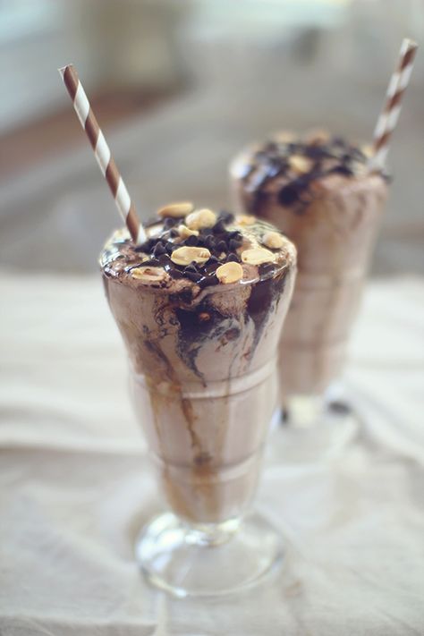 Snickers Protein Shake By Dashing Dish - (THM Swap defatted peanut flour for the PB2) Snickers Protein Shake, Trim Healthy Mama Drinks, Snickers Protein, Arbonne Recipes, Trim Healthy Momma, Protein Smoothies, Twisted Recipes, Thm Desserts, Kitchen Board