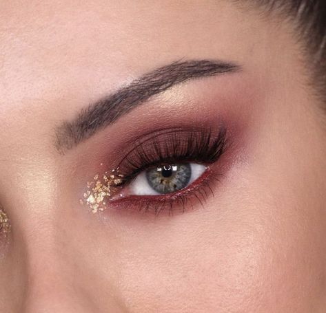 Chloe Morello editorial eyes using Marc Jacobs omega eyeshadow in o!mercy Hoco Eyeshadow, Editorial Eyeliner, Plum Eye Makeup, Maroon Makeup, Red Smokey Eye, Chloe Morello, Highlight Makeup, Make Up Gold, Eyebrows Makeup