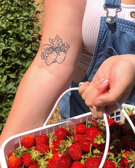 Strawberry Tattoo Placement, Plus Size Sleeve Tattoo, Strawberry Shoulder Tattoo, Strawberry Collarbone Tattoo, Strawberry Hip Tattoo, Wild Strawberry Tattoo, Tattoo Farm, Cute Strawberry Tattoo, Strawberry Tattoos