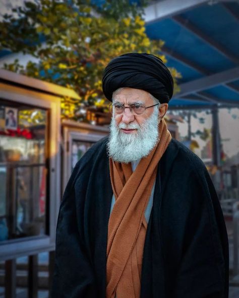 Ayatollah Khamenei, Supreme Leader Of Iran, Ali Khamenei, Islamic Poster, Iran Pictures, History Of Islam, Body Art Photography, Amazing Nature Photography, Beautiful Love Pictures