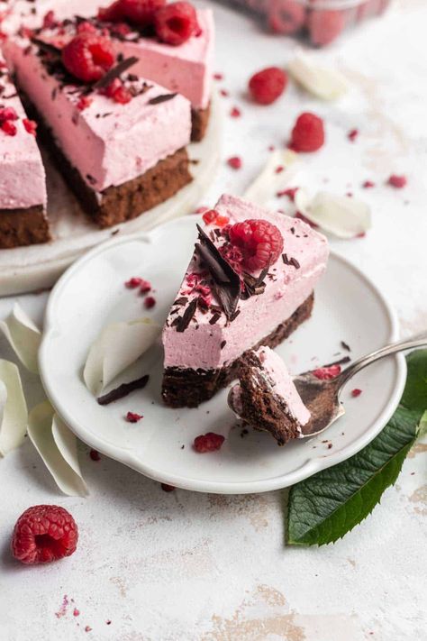 This Chocolate Raspberry Mousse Cake is a showstopper set to impress. A light chocolate sponge is layered with a light and refreshing raspberry mousse. Decorated with fresh raspberries and chocolate shavings, this dessert will wine your Valentine’s heart. By Emma Duckworth Chocolate Raspberry Mousse, Nutritional Meals, Miniature Desserts, Chocolate Raspberry Mousse Cake, Raspberry Mousse Cake, Mousse Cake Recipe, Chocolate Raspberry Cake, Raspberry Mousse, Chanel Party