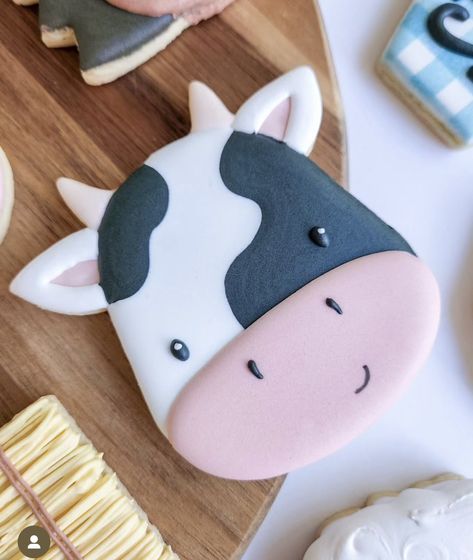 Cow Head Cookies Decorated, Cute Cow Cake Ideas, Cow Gender Reveal Cookies, Cow Face Cookies Decorated, Cow Royal Icing Cookies, Cow Face Cookies, Cow Themed Cookies, Farm Cookies Decorated, Cow Baby Shower Cookies