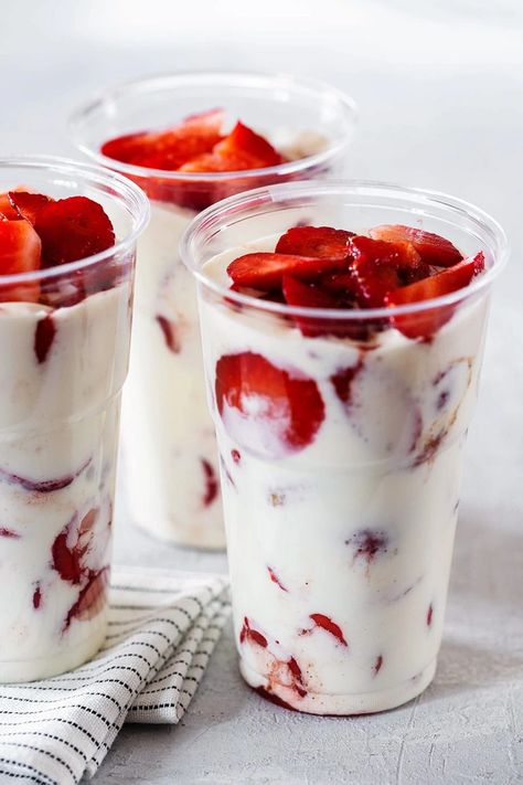 Fresas Con Crema (strawberries & cream) - Maricruz Avalos Kitchen Blog Mexican Strawberries, Strawberries And Cream Recipe, Dessert Shooters Recipes, Cream Desserts Recipes, Crema Recipe, Delicious Dips Recipes, Strawberry Dessert Recipes, Mexican Dessert Recipes, Vegan Mexican