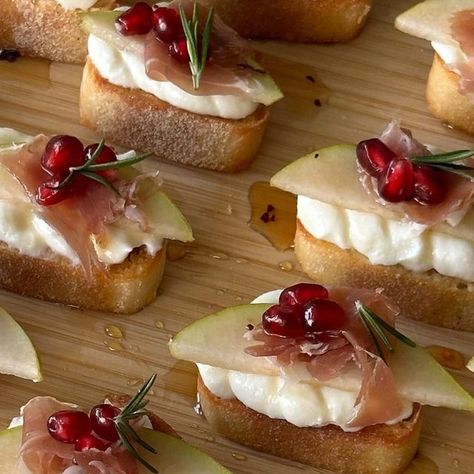 Audrey Lillian on Instagram: "Holiday Crostini 🎄 The most beautiful and flavor filled appetizer everrr! These are SO good and, as always, so easy to make! Give it a try you’ll love it 🥰 Ingredients: -1 baguette -olive oil -1 1/2 cup ricotta cheese -1/8 cup olive oil (I love @wearebrightland ) -pinch of salt -pear slices -prosciutto -hot honey -pomegranate seeds -fresh rosemary Instructions: 1. Slice your baguette and brush olive oil on each piece. Place on a lined baking sheet and bake at 350 for 5-10 minutes until crispy. 2. Make your whipped ricotta spread. Add ricotta, olive oil and salt to a food processor or blender. Blend 30 seconds-1 minute until completely smooth. 3. Assemble crostini’s. Place ricotta into a baggy and cut the tip off. Pipe onto each crostini then to Crustini Appetizers Winter, Holiday Crostini, Whipped Ricotta Crostini Appetizers, Whipped Ricotta Crostini, Ricotta Crostini Appetizers Roasted Tomatoes, Ricotta And Hot Honey Crostini, Ricotta Spread, Herbed Ricotta Bruschetta, Whipped Ricotta