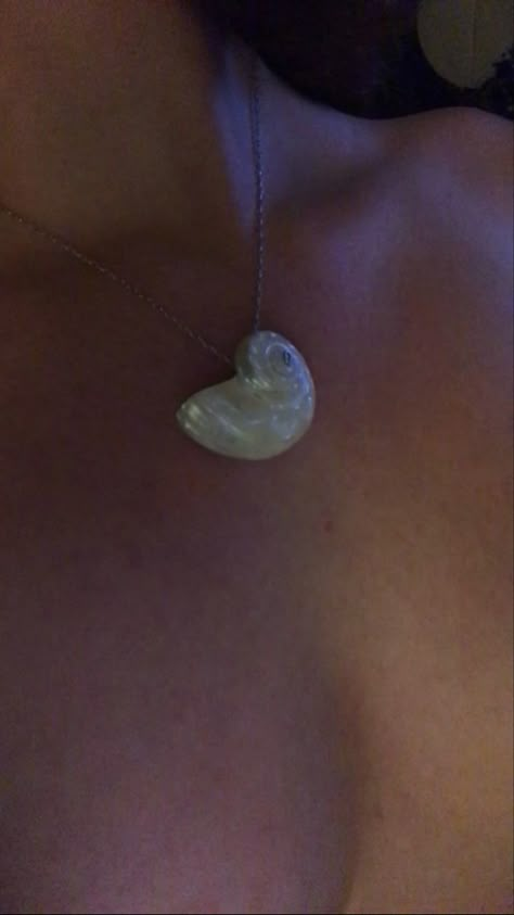 Ocean Necklace Aesthetic, Sea Shell Necklace Aesthetic, Sea Necklace Aesthetic, Sea Jewelry Aesthetic, Mermaid Necklace Aesthetic, Beach Sea Shells Aesthetic, Ocean Jewelry Aesthetic, Vanessa's Trick, Seashell Necklace Aesthetic