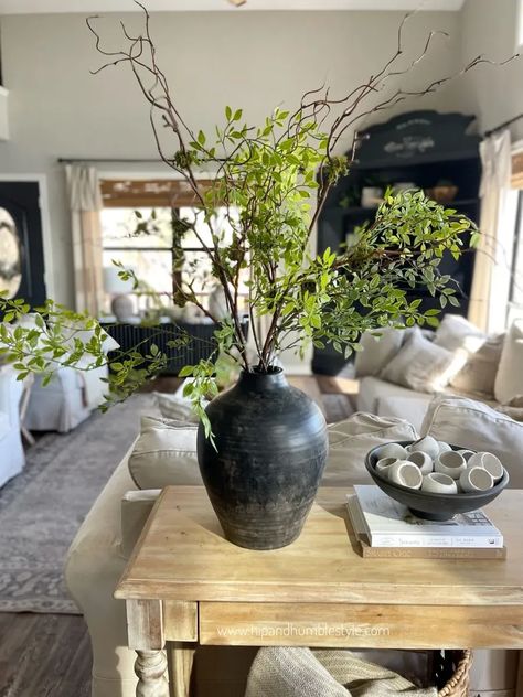 Dining Table Decor Everyday Simple, Black Vase Decor, Dining Table Decor Everyday, Spring Home Decor Ideas, Farmhouse Vase, Farmhouse Living Room Furniture, Dining Room Centerpiece, Greenery Arrangements, Spring Arrangements