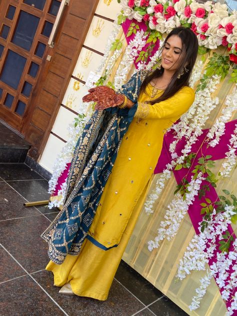 Haldi Drees Pic, Haldi Punjabi Suit, Yellow Punjabi Suit For Haldi, Yellow Plazo Suit For Haldi, Yellow Punjabi Suit Party Wear, Yellow Kurti Color Combinations, Yellow Salwar Suit For Haldi, Yellow Pakistani Suits, Yellow Suit For Haldi Function