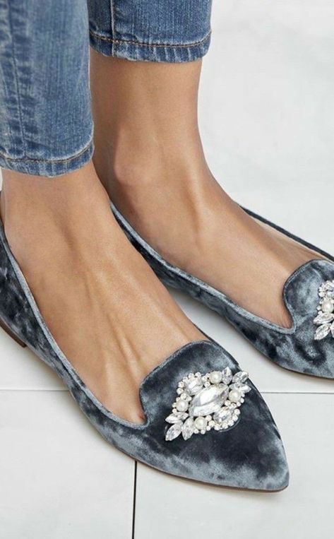 Velvet Flats, Fancy Shoes, Fabulous Shoes, Pointed Toe Flats, Sole Society, Stylish Shoes, Mode Inspiration, Work Shoes, Look Chic