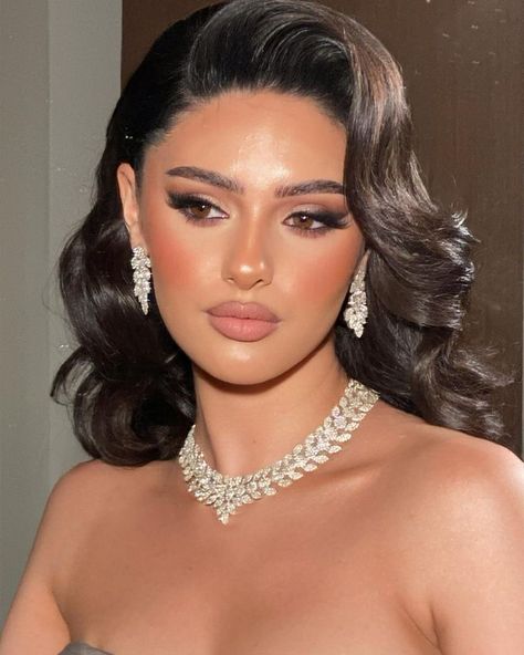 Nikkah Party, Hollywood Glam Hair, Concealer Eyeshadow, Makup Looks, Enhance Beauty, Gold Makeup Looks, Natural Prom Makeup, Smart Fashion, Arabic Makeup