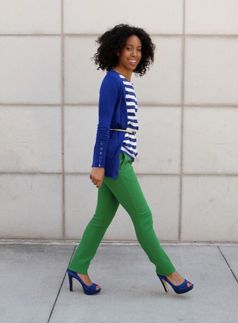 Might work with the turquoise skinnies ... How to wear a bright cardigan - Bright Blue Trend - Page 1 Plain Outfits, Wear Green, Color Pairing, Blue Cardigan, Green Pants, Work Attire, Spring Summer Outfits, Kelly Green, Outfits Casuales