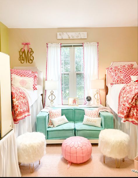 Uga Russell Hall Dorm, Bama Dorm Room Ideas, Creswell Dorm Uga, Pink Floral Dorm Room, Preppy Dorm Ideas, Preppy Dorm Rooms, Alabama Dorm Room Ideas, Uga Dorm Room Ideas, Dorm Room Seating Ideas