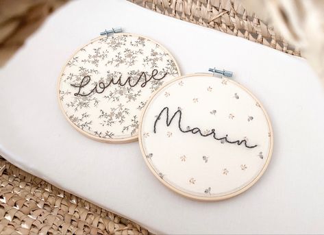 tambour personnalisable avec le prénom de bébé ou un mot doux, brodé à la main ✋🏼 Baby Couture, Double Gaze, Couture, France, Embroidery, Art