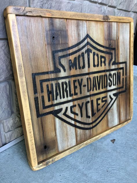 Harley Davidson Wood Signs, Harley Davidson Wood Burning, Harley Davidson Cricut, Harley Davidson Decor, Harley Davidson Crafts, Wooden Pallet Crafts, Harley Davidson Signs, Мотоциклы Harley Davidson, Harley Davidson Art