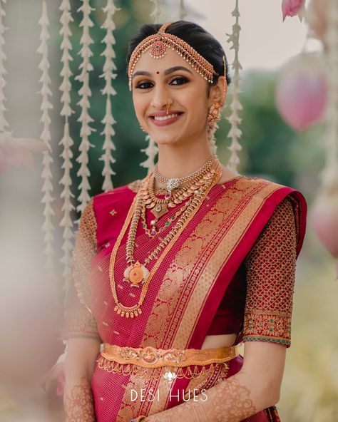 South Indian Bride Matha Patti, Kurai Saree Wedding, Tamil Bridal Look, Koorai Saree, Muhurtham Saree, Saree Hairstyle, South Indian Bride Saree, Magenta Wedding, South Indian Bridal Jewellery