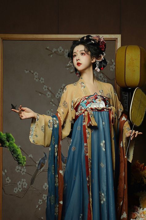 Tang Dynasty Clothing, Chinese Attire, Cultural Clothing, Dynasty Clothing, Chinese Fashion, Tang Dynasty, Ancient Beauty, Outfit Design, Chinese Clothing