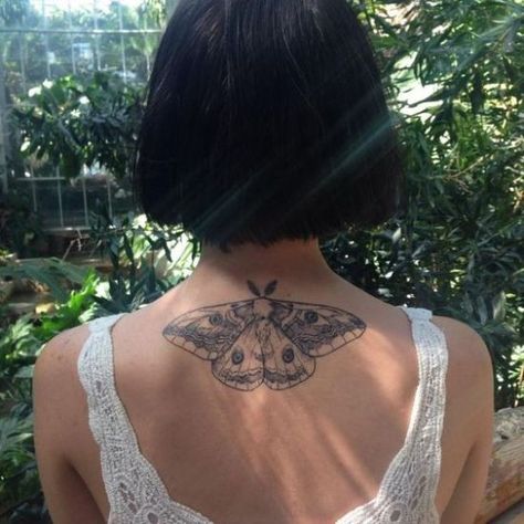 Moth Tattoo Ideas, Tattoo Ideas And Meanings, Tattoo Son, Moth Tattoo Design, Bug Tattoo, Back Of Neck Tattoo, Moth Tattoo, Tattoo Feminina, Tattoo Life