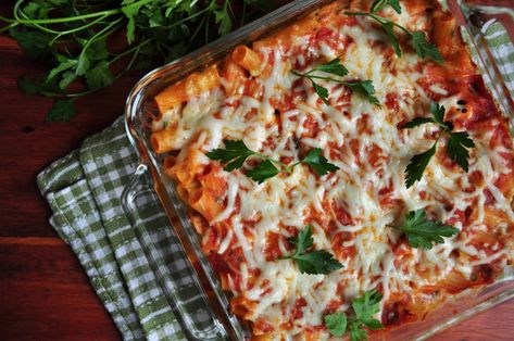 Baked Ziti Ziti With Meatballs, Baked Ziti With Meatballs, Classic Baked Ziti Recipe, Cheesy Baked Ziti, Summer Potluck Recipes, Ziti Recipe, Ziti Pasta, Summer Potluck, Ziti Recipes