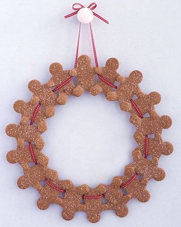 . Wreath Decorating Ideas, Cinnamon Ornaments, Gingerbread Men, Gingerbread Houses, Noel Christmas, Christmas Wreaths Diy, Christmas Crafts For Kids, Christmas Gingerbread, Christmas Countdown