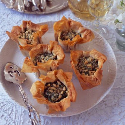 These pretty filo baskets make a great vegetarian canapé or starter. Veggie Pie Recipe, Vegetarian Canapes, Christmas Leftovers Recipes, Filo Pastry Recipes, Vegetarian Christmas Dinner, Vegetarian Christmas Recipes, Christmas Dinner Recipes, Savoury Treats, Veggie Pies