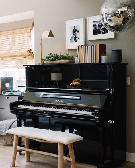 Piano Room Design, Piano Room Decor, Piano Living Rooms, Home Music Rooms, Hgtv House, Piano Decor, Black Piano, Piano Room, Salou