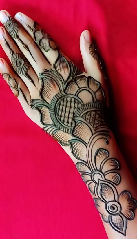 Mehadi Degine Front Hand Full, Mehdi Degine 2024, Mehdi Degine Simple, Mehdi Degine, Shaded Mehndi Design, Back Hand Henna Design, Mehndi Arabic, Back Hand Henna, Arabic Mehandi