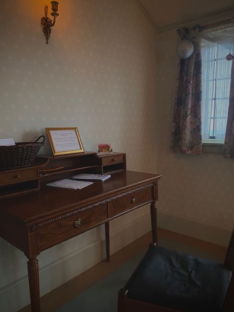 Dark Academia Table, Academia Desk, Dark Academia Desk, Desk Aesthetic, Dark Academia Clothes, Aesthetic Desk, Dark Vintage, Vintage Desk, Reading Room