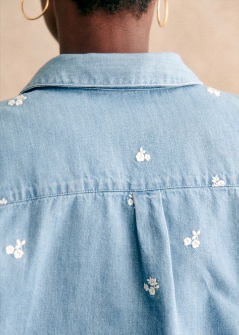 Sézane embroidered blue denim long sleeve shirt with a chest pocket and classic neck. Tomboy Shirts, Denim Long Sleeve Shirt, Female Blouse, Embroidered Denim Shirt, Daisy Embroidery, Embroidery Denim, Simple Hand Embroidery Patterns, Embroidery Shirt, Cotton Decorations