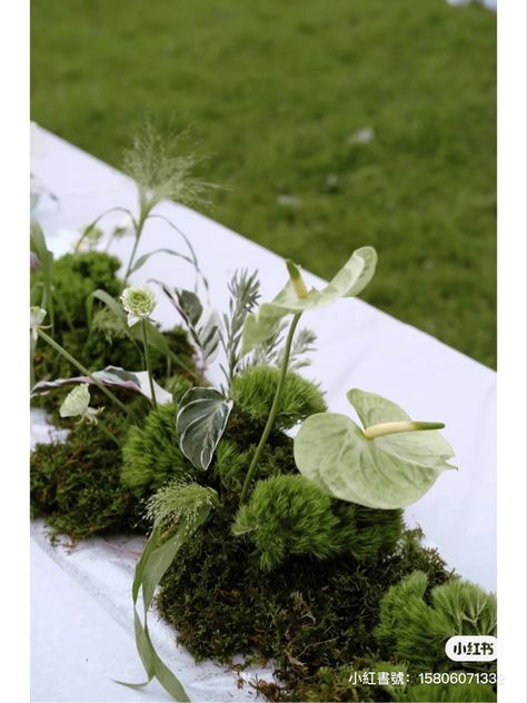 Flower Arrangements With Moss, Moss Decorations Wedding, Rock Table Decor, Moss Table Wedding, Mossy Tablescape, Moss Table Setting, Moss Tablescape, Moss Table Decor, Moss Wedding Table