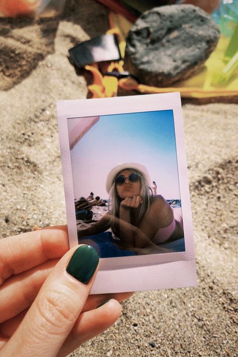 Beach Polaroid Pictures Couples, Polaroid Beach Aesthetic, Instax Mini Ideas Poses, Vacation Polaroids, Beach Polaroid Pictures, Polaroid Pictures Ideas, Beach Polaroid, Instax Ideas, Instax Mini Ideas