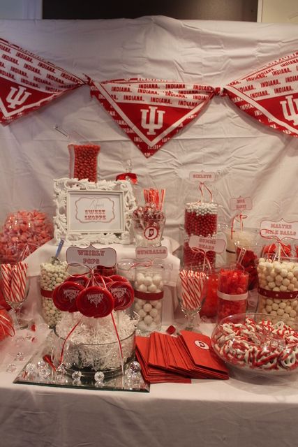 Graduation party candy bar...really cute to represent the colors of the graduate's future school! Graduation Party Candy Bar, End Of School Party Ideas, End Of School Party, Party Candy Bar, School Party Ideas, Graduation Open Houses, Candy Bar Party, Graduation Candy, Dessert Station