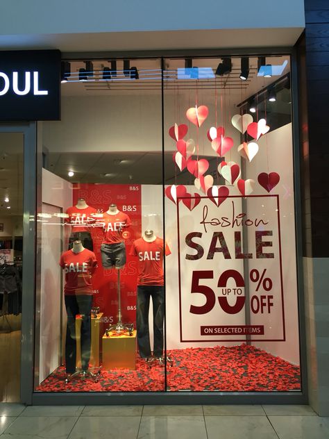 Sale window display Window Display Boutique, Sale Window Display, Valentines Window Display, Sale Windows, Window Display Design, Love Store, Retail Signs, Store Window, Indian Festivals