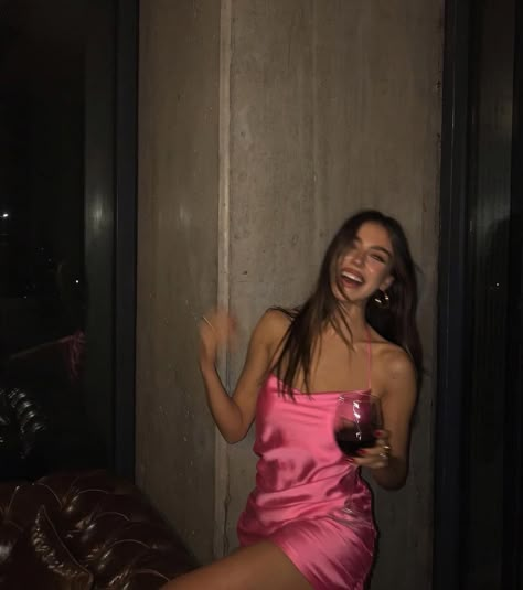 Outfit Night Club, Party Outfits Night, Cute Dresses For Party, Stylish Photo Pose, Fashion Photography Poses, Foto Poses, Dress Aesthetic, Foto Ideas Instagram, Instagram Photo Inspiration