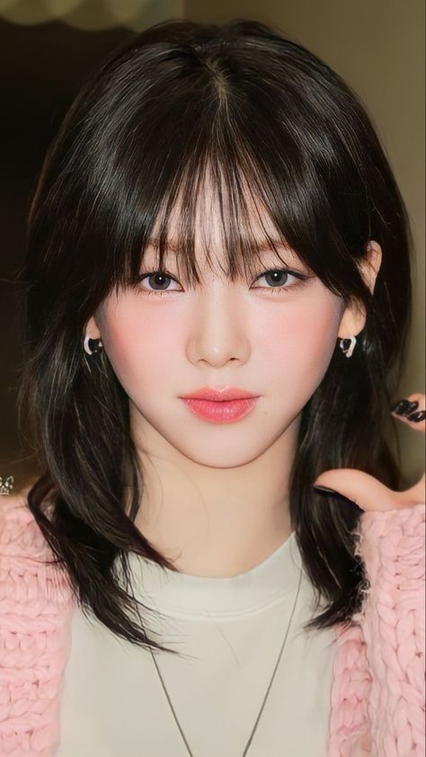 #kpop #girlgroup #aespa #karina #yujimin Korean Idol Haircut, Karina Aespa Haircut, Karina Haircut, Karina Wolf Cut, Karina Short Hair, Karina Bangs, Karina Hair, Karina Wallpaper, Two Color Hair