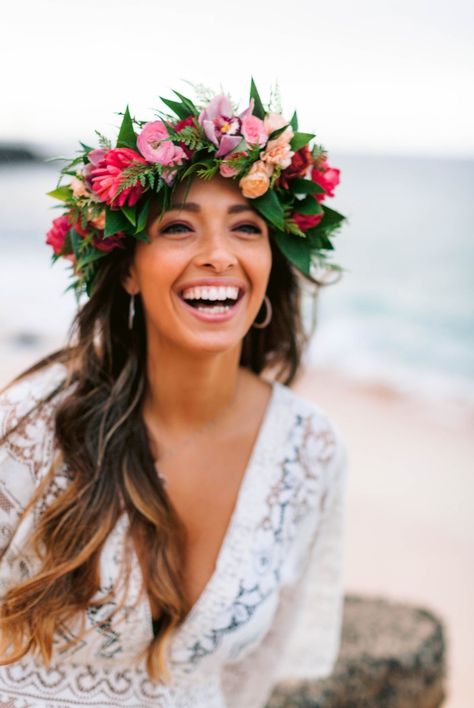 Electric Beach Oahu, Hawaiian Flower Crown, Hawaiian Wedding Flowers, Hawaii Beach Wedding, Wedding Flower Crown, Fiesta Tropical, Flower Crown Wedding, Hawaiian Wedding, Wedding Hair Flowers