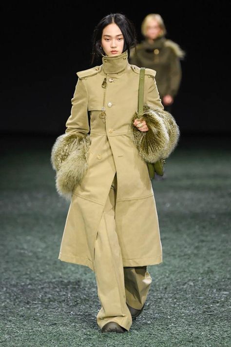 Fall Fashion 2024 Women Trends, Burberry Fashion Show, Punk Street Style, 2024 Runway, Textures Fashion, Winter Fashion Outfits Casual, Spring 2025, Show Collection, Fall 24