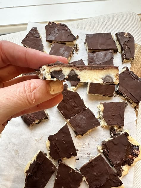 High Protein Cookie Dough Bark is a delicious but healthier alternative to traditional desserts.  This edible cookie dough bark will satisfy a sweet craving while giving you a boost of protein in every bite. They are easy to make, and perfect for a post-dinner indulgence. Protein Fudge Recipe, Cookie Dough Bark Recipe, High Protein Cookie Dough Bark, Protein Cookie Dough Bark, Period Desserts, Protein Candy, Protein Bark, High Protein Cookie Dough, High Protein Cookie