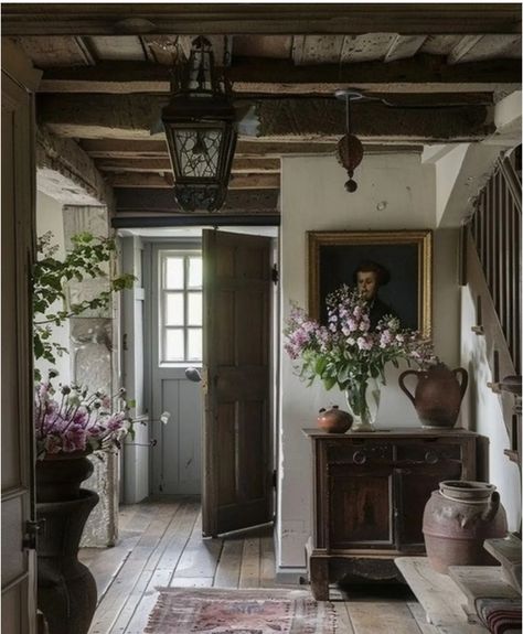 British Cottage Interior, Cottage Hallway, Practical Home Decor, English Cottage Interiors, British Cottage, Cozy Cottages, Casa Country, Ideas For Decorating, Cottage Interior