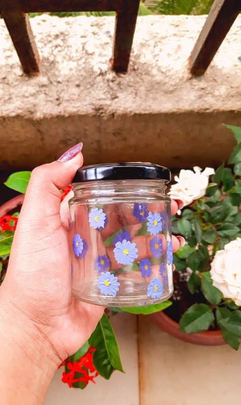 Jar Painting Aesthetic, Jar Painting Ideas Cute Easy, Jar Art Paint, Painted Jars Aesthetic, Jar Painting, Painting Glass Jars, Glass Bottle Diy, Diy Glass Bottle Crafts, Diy Jar Crafts