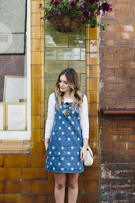 Jumper Dress Outfit Summer, Denim Jumper Dress Outfit, Jumper Dress Outfit, Dress Outfit Summer, Denim Dungaree Dress, Denim Jumper Dress, Dungaree Dress, Catwalk Collection, Denim Jumper